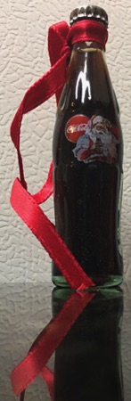 M06004-6 € 8,00 coca cola mini flesje kerstrman.jpeg